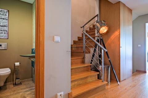 Moradia T3 em condomínio fechado, com piscina e jardim, no Estoril