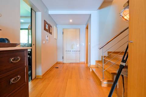 Moradia T3 em condomínio fechado, com piscina e jardim, no Estoril