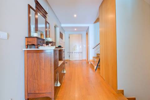 Moradia T3 em condomínio fechado, com piscina e jardim, no Estoril