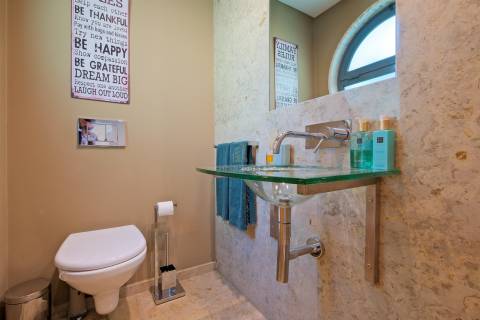 Moradia T3 em condomínio fechado, com piscina e jardim, no Estoril