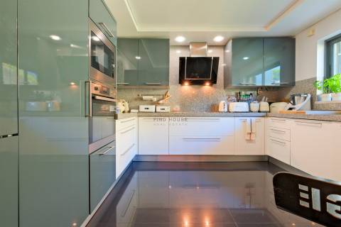 Moradia T3 em condomínio fechado, com piscina e jardim, no Estoril