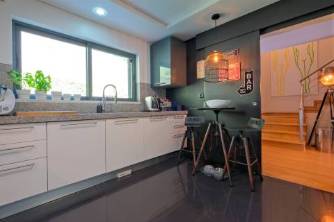 Moradia T3 em condomínio fechado, com piscina e jardim, no Estoril