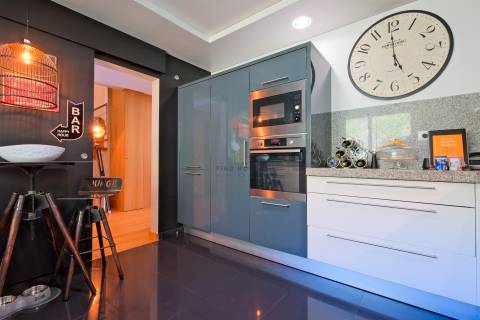 Moradia T3 em condomínio fechado, com piscina e jardim, no Estoril