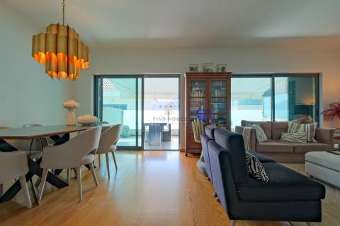 Moradia T3 em condomínio fechado, com piscina e jardim, no Estoril