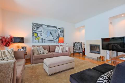 Moradia T3 em condomínio fechado, com piscina e jardim, no Estoril