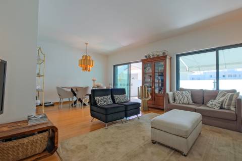 Moradia T3 em condomínio fechado, com piscina e jardim, no Estoril