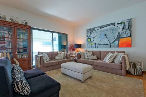 Moradia T3 em condomínio fechado, com piscina e jardim, no Estoril