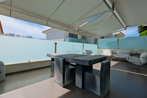 Moradia T3 em condomínio fechado, com piscina e jardim, no Estoril