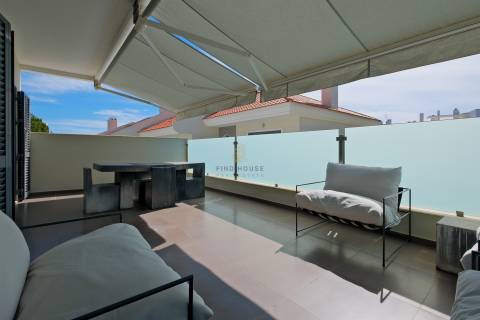 Moradia T3 em condomínio fechado, com piscina e jardim, no Estoril