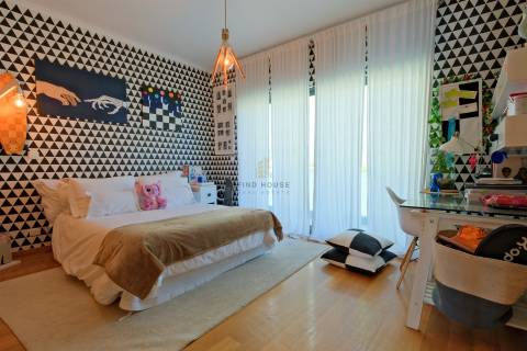 Moradia T3 em condomínio fechado, com piscina e jardim, no Estoril