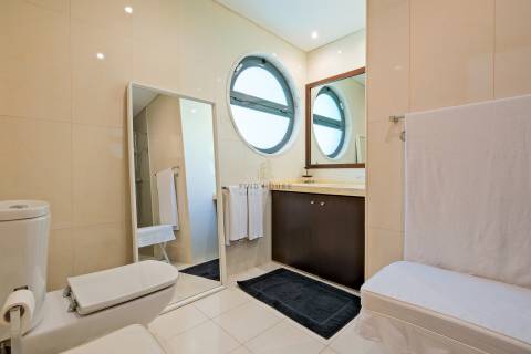 Moradia T3 em condomínio fechado, com piscina e jardim, no Estoril