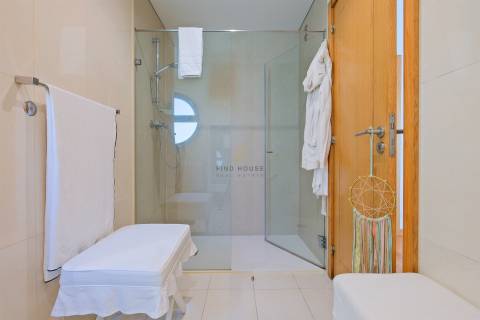 Moradia T3 em condomínio fechado, com piscina e jardim, no Estoril