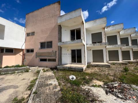 Vende-se antiga unidade hoteleira, com projeto aprovado no Pego, Abrantes