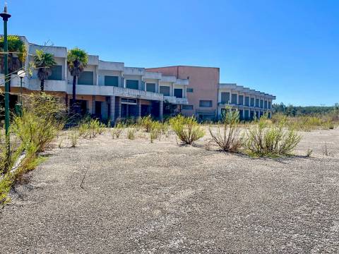 Vende-se antiga unidade hoteleira, com projeto aprovado no Pego, Abrantes