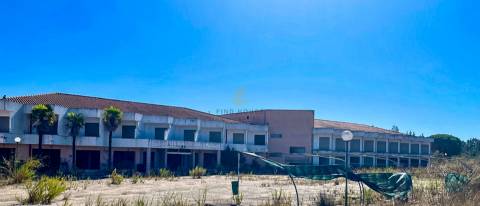 Vende-se antiga unidade hoteleira, com projeto aprovado no Pego, Abrantes