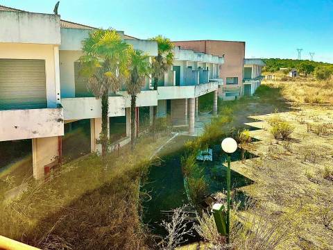 Vende-se antiga unidade hoteleira, com projeto aprovado no Pego, Abrantes