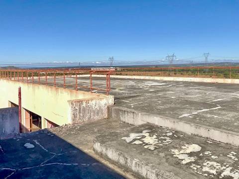 Vende-se antiga unidade hoteleira, com projeto aprovado no Pego, Abrantes