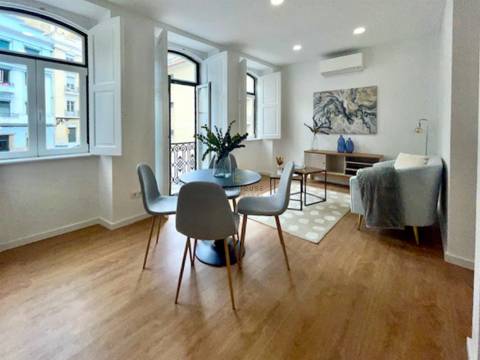 Apartamento T2 totalmente remodelado em São Vicente, Lisboa
