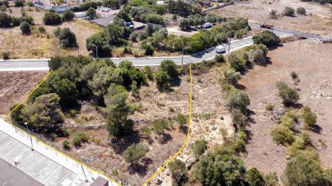 Lote de terreno com 1105m2 e projeto aprovado para 3 moradias, em São Domingos de Rana