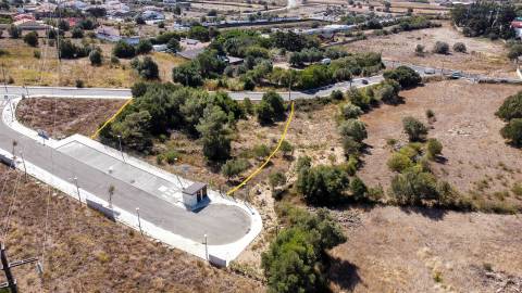 Lote de terreno com 1105m2 e projeto aprovado para 3 moradias, em São Domingos de Rana