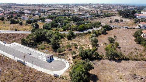 Lote de terreno com 1105m2 e projeto aprovado para 3 moradias, em São Domingos de Rana