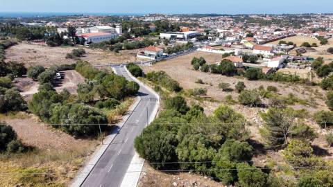 Lote de terreno com 1105m2 e projeto aprovado para 3 moradias, em São Domingos de Rana