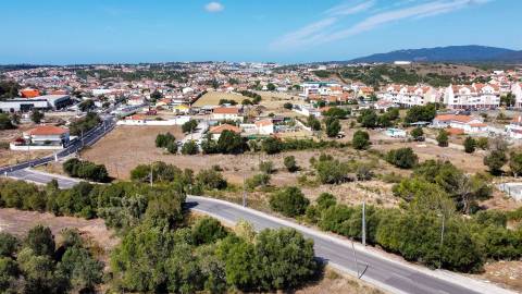 Lote de terreno com 1105m2 e projeto aprovado para 3 moradias, em São Domingos de Rana