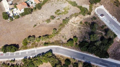 Lote de terreno com 1105m2 e projeto aprovado para 3 moradias, em São Domingos de Rana