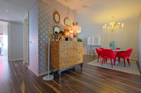 Moradia T4 com garagem box, piscina e jardim em Santo António da Charneca, Barreiro