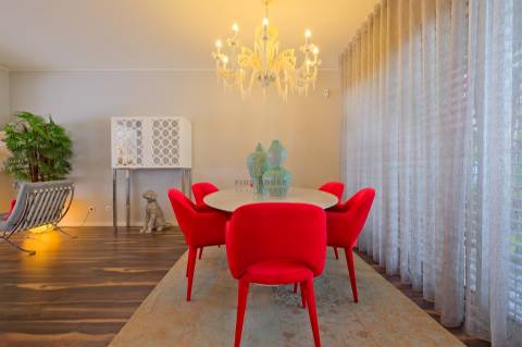 Moradia T4 com garagem box, piscina e jardim em Santo António da Charneca, Barreiro