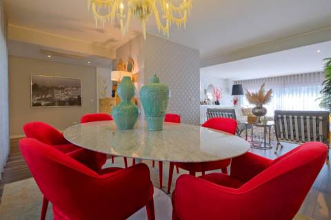 Moradia T4 com garagem box, piscina e jardim em Santo António da Charneca, Barreiro