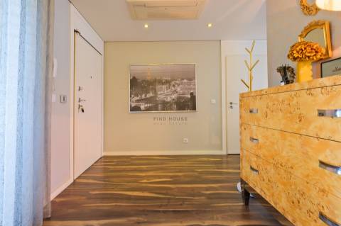 Moradia T4 com garagem box, piscina e jardim em Santo António da Charneca, Barreiro