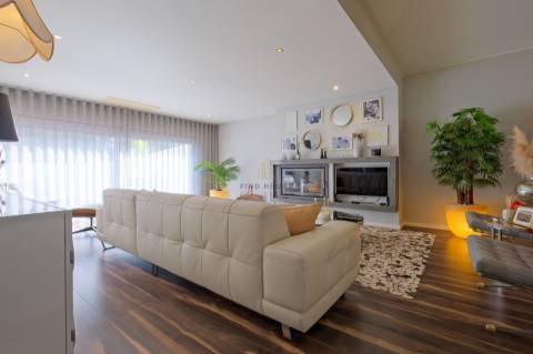 Moradia T4 com garagem box, piscina e jardim em Santo António da Charneca, Barreiro