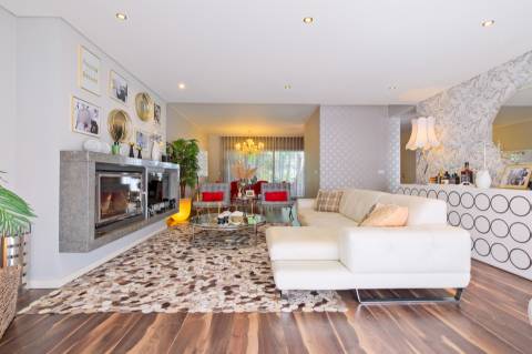 Moradia T4 com garagem box, piscina e jardim em Santo António da Charneca, Barreiro