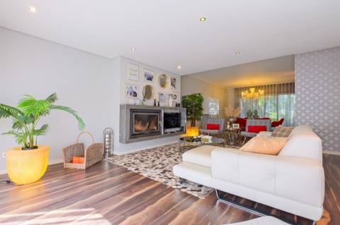 Moradia T4 com garagem box, piscina e jardim em Santo António da Charneca, Barreiro