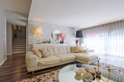 Moradia T4 com garagem box, piscina e jardim em Santo António da Charneca, Barreiro