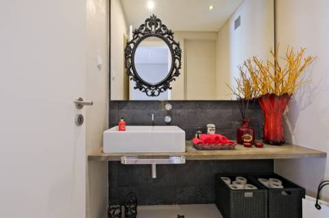 Moradia T4 com garagem box, piscina e jardim em Santo António da Charneca, Barreiro