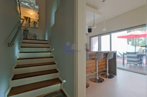 Moradia T4 com garagem box, piscina e jardim em Santo António da Charneca, Barreiro