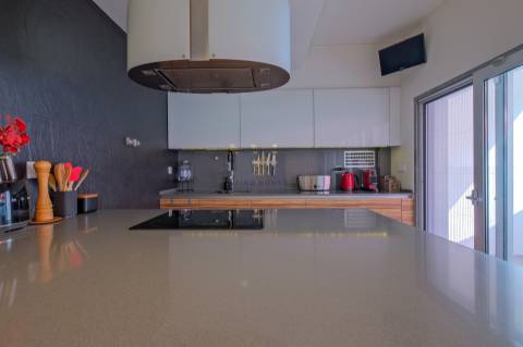 Moradia T4 com garagem box, piscina e jardim em Santo António da Charneca, Barreiro