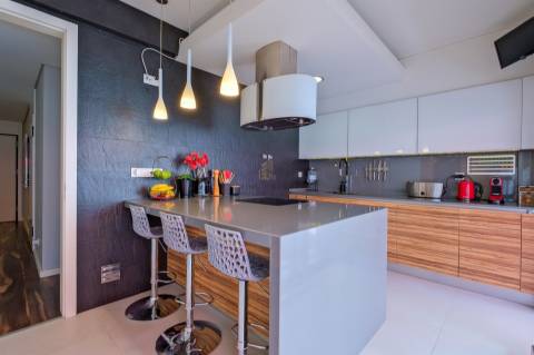 Moradia T4 com garagem box, piscina e jardim em Santo António da Charneca, Barreiro