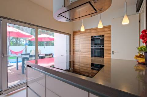 Moradia T4 com garagem box, piscina e jardim em Santo António da Charneca, Barreiro