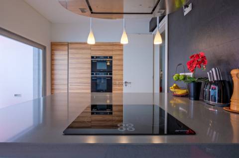 Moradia T4 com garagem box, piscina e jardim em Santo António da Charneca, Barreiro