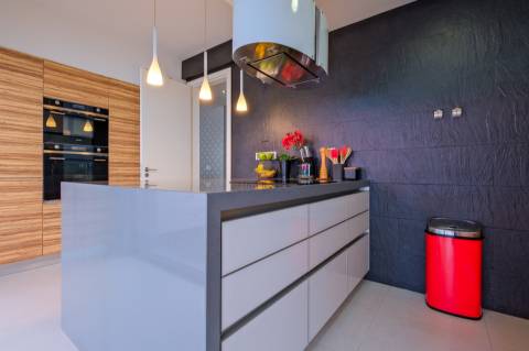 Moradia T4 com garagem box, piscina e jardim em Santo António da Charneca, Barreiro