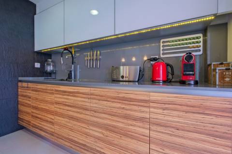 Moradia T4 com garagem box, piscina e jardim em Santo António da Charneca, Barreiro