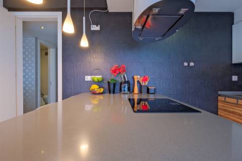 Moradia T4 com garagem box, piscina e jardim em Santo António da Charneca, Barreiro