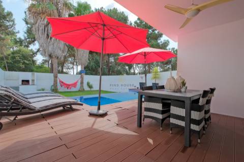 Moradia T4 com garagem box, piscina e jardim em Santo António da Charneca, Barreiro