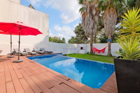 Moradia T4 com garagem box, piscina e jardim em Santo António da Charneca, Barreiro