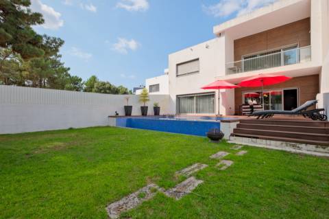 Moradia T4 com garagem box, piscina e jardim em Santo António da Charneca, Barreiro
