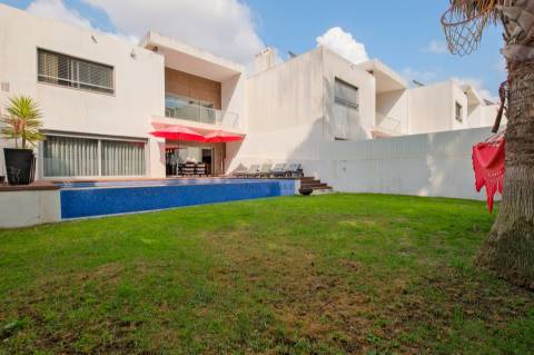 Moradia T4 com garagem box, piscina e jardim em Santo António da Charneca, Barreiro