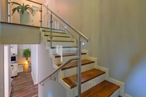 Moradia T4 com garagem box, piscina e jardim em Santo António da Charneca, Barreiro